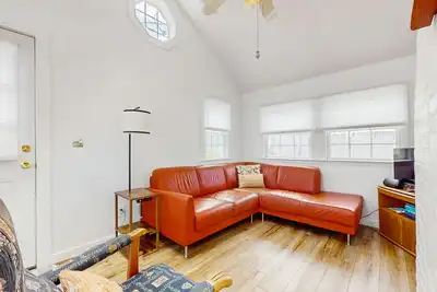 Image de Ocean view getaway with a deck & shared yard - walk to the beach