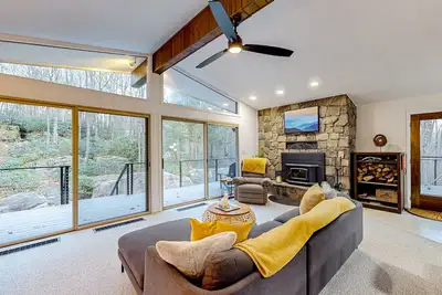 Image de Dog-friendly home near state parks with firepit, pool table, fireplace, & decks