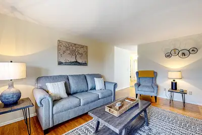 Image de Secluded home with large deck, foosball table, & W/D - near skiing