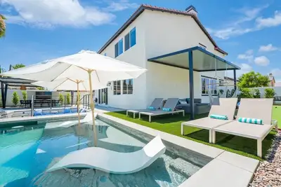 Image de This Newly renovated stunning listing has all you could ask for, and more