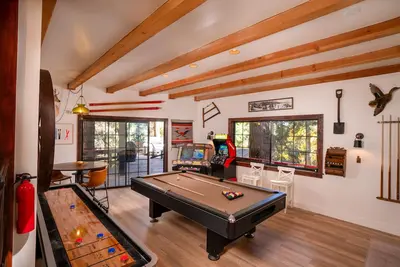 Image de This cabin is a 4 bedroom(s), 4 bathrooms, located in Skyforest, Ca.