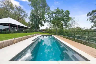 Image de Waterfront Retreat - Kayaks, Heated Pool, Firepit and so much more!