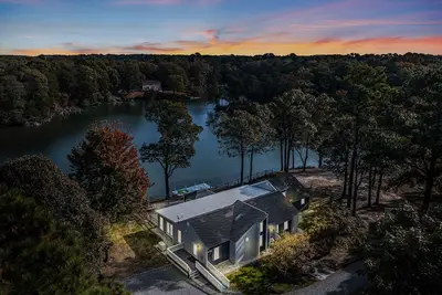 Image de Spacious 1-level waterfront retreat w/ rec room, fenced yard. Big dogs welcome!