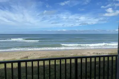 Image de Oceanfront Condo - Spectacular Beach view, Full kitchen, & Strong Wi-Fi.