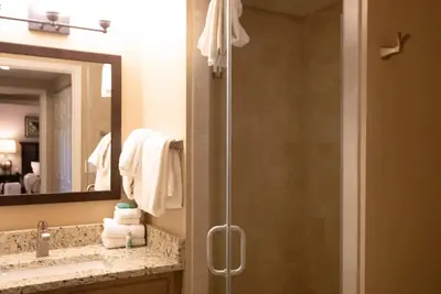 Image de Ultimate Family & Business Getaway: Spacious 2br villa, pool, golf, & much more.