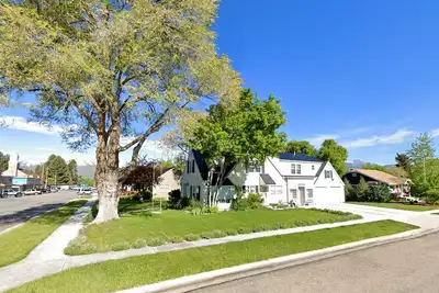 Image de Downtown Colonial & Bungalow | Lg Groups | 7br, 5ba | Arctic Spa | Fire Pits | Pets ok | Sleeps 23