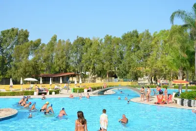 Confortable appartement dans une maison de vacances avec climatisation, piscine, terrasse, parking