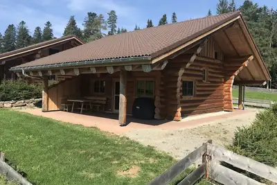 Image de Maison de vacances 'Blockhaus Almhütte Wiesenglück' avec terrasse privée, jardin privé et Wi-Fi