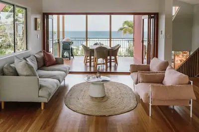 Image de Tranquil Treetop Retreat with Pool and Ocean Views