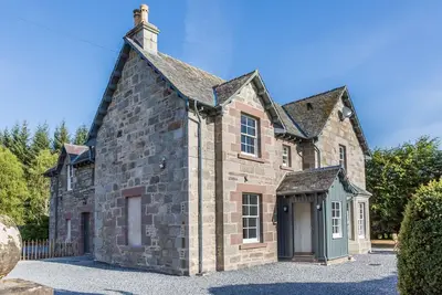 Image de This recently renovated farmhouse features two spacious bedroomed apartments that can be joined to g