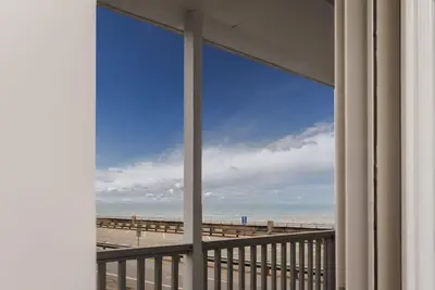 Image de Renovated Studio - 2 Queen Beds - Walk to beach - Kitchenette - Parking