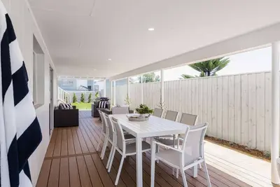 Image de 4 Bedroom 2 Bathroom house with water views only 100m to the beach and shops