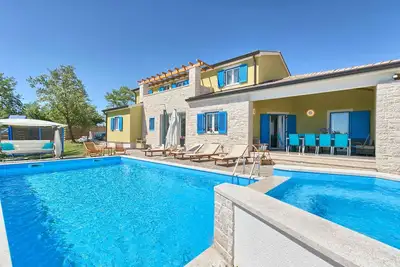 Image de Villa avec piscine, sauna et aire de jeux pour enfants