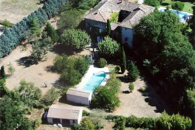 Image de mas du gres 550 M2, jardin 4000m2, près ts. services/Vastes jacuzzi et piscine.