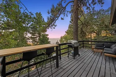 Image de Updated Mountain Cabin Retreat with Majestic Views