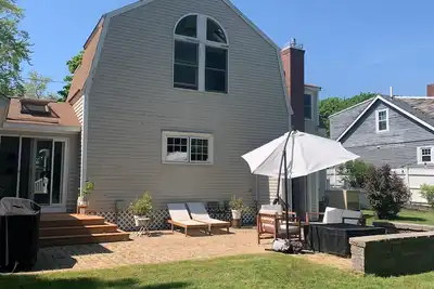 Image de \"The Hampton\", Modern Coastal Charm. 3br, 5-minute drive to the beach.