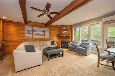 Image de Fake It Till You Lake It: Lake Access, Dogs Welcome, Hot Tub!