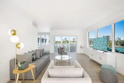 Image de Chic 2 Bed Apt, Balcony and Serene Water Views
