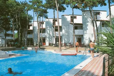 Image de Maison en terrasse avec piscine commune