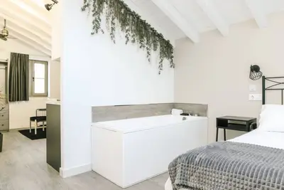 Image de Special studio for couples with individual hydromassage bathtub.