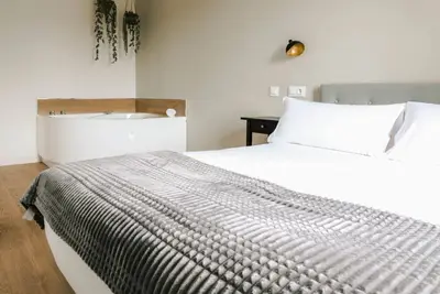 Image de Apartment for families or couples with double whirlpool bath and garden view.