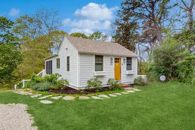 Image de Conveniently located and renovated cottage with lovely views & chef's kitchen