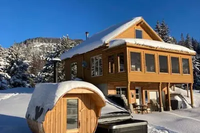 Image de Chalet au bord de l'eau au cœur de la Mauricie. Spa et Sauna sur place.