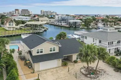 Image de 5br Waterfront Retreat with Pool, Boat Slips + Dock | Boater’s Dream House