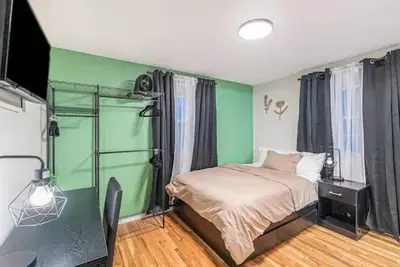 Image de Lux 6 Bedroom home w 3 King, 3 Queen, 3 Shower