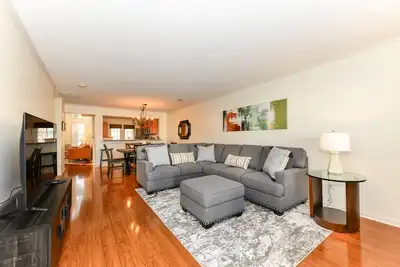 Image de Stylish Serenity - Spacious townhouse minutes from Pti and downtown Greensboro.