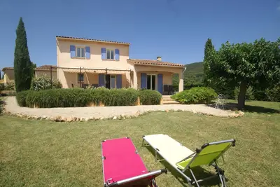 Image de Villa dans petit domaine avec piscine et tennis
