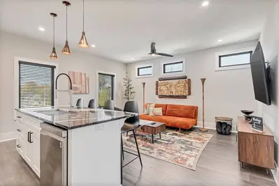 Image de The Spot on Boone; new modern garage apt 2 blocks from Gwcc & Mercedes Benz