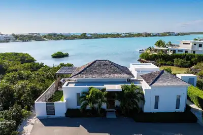 Vista Cove Villa: Dive into Paradise - 2br Bliss near Sapodilla Bay & Taylor Bay