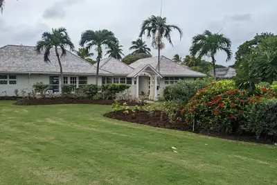Image de Lovely 3 bedroom villa in beautifully landscaped gardens-2 minutes walk to beach