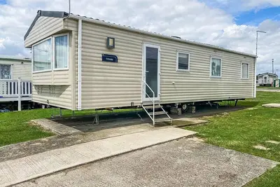 Image de Superb 8 berth caravan at Steeple Bay Holiday Park, Essex ref 36039f
