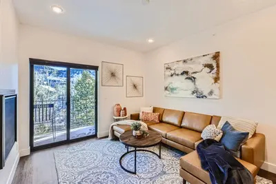 Image de Brand New Stunning River Front Condo Silverthorne: 1 Br plus Bonus Room Condo