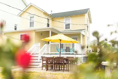 Image de Bee Happy Cottage, 1. 5 Blocks to Beach and Boardwalk, Fenced-in Yard, Parking