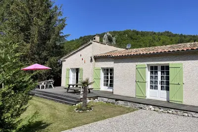 Image de Luxe Bungalow met Veel Privacy en Grote Omheinde Tuin Nabij het Centrum