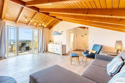 Image de Appartement \"Villa Konstantina Lulas Penthouse\" avec vue sur la mer, Wi-Fi et climatisation