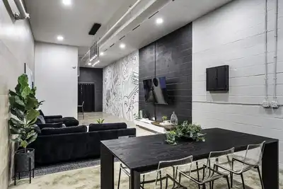 Image de Luxury Crossroads Loft - heart of the Crossroads Arts District - sleeps 12+