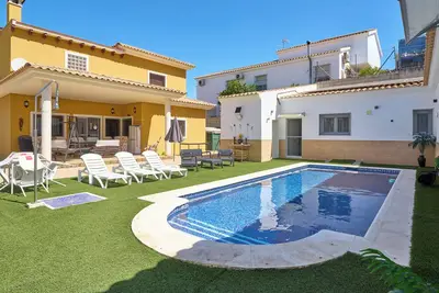 Image de Maison de vacances 'Marisol' House' avec piscine partagée, Wi-Fi et climatisation