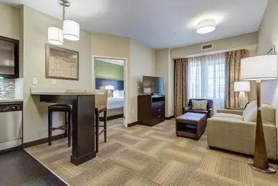 Image de Free Breakfast + Shared Pool, Gym, Bbq Area!