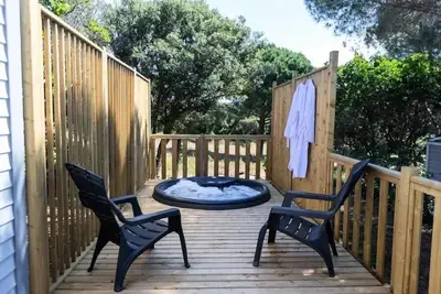 Image de Mobil home Key West 33. 20m2 - 2 chambres - 2 salles de bains + Tv + Spa 4 personnes