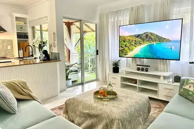 Luxury Tropical 2 bedroom apartment in resort 4 pools - 5 mins to Cbd/airport
