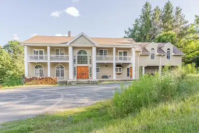 Image de New Maplewood Manor: 8br, Hot Tub, Fire Pit, Gym