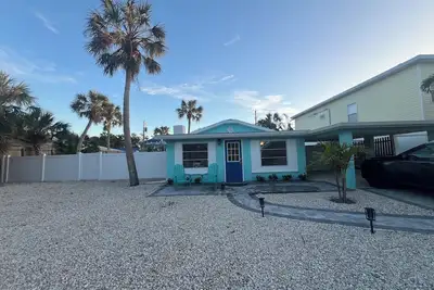 Image de Siesta Key Cottage one block to village, 3 blocks to beach, Private heated pool