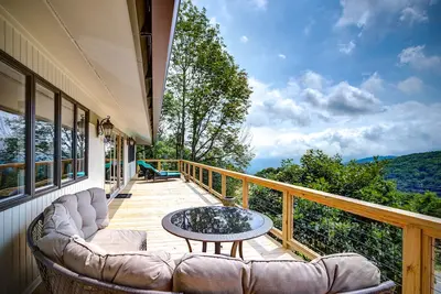 Spacious lodge with magnificent mountain views, fireplace and hot tub.