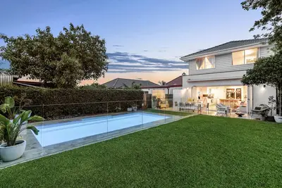 Image de Gorgeous two story Bungalow with pool, styled for a relaxed beachside holiday.