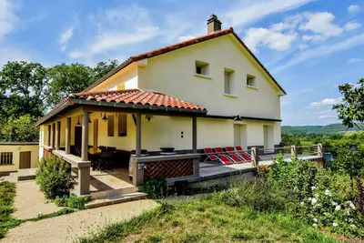 Image de Villa avec piscine au milieu des vignobles
