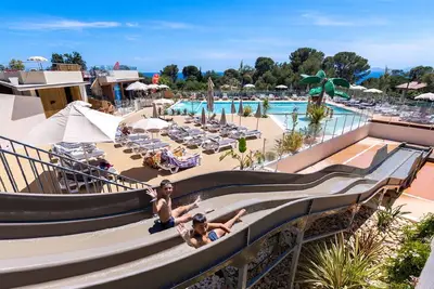 Image de Bungalow  neuf  Wifi superbe terrasse  sud face mer à l' ile d' or camping 4*